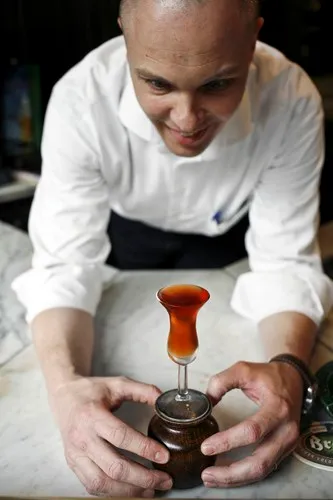 Uomo con grappa barricata - Fotografia di Enrico Fantoni