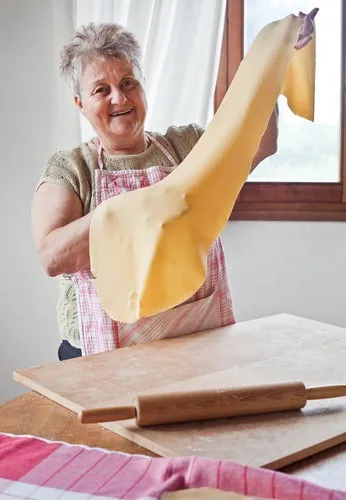 Stendere la pasta - Fotografia di Enrico Fantoni