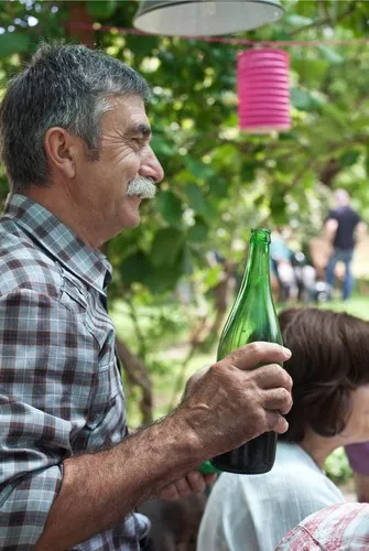 Uomo con la bottiglia di vino - Fotografia di Enrico Fantoni