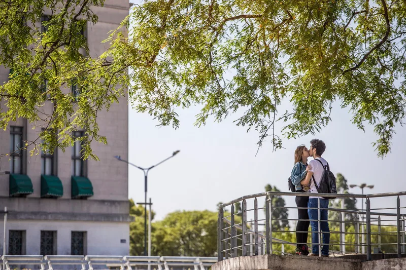 Bacio sullo sfondo - Fotografia di Enrico Fantoni