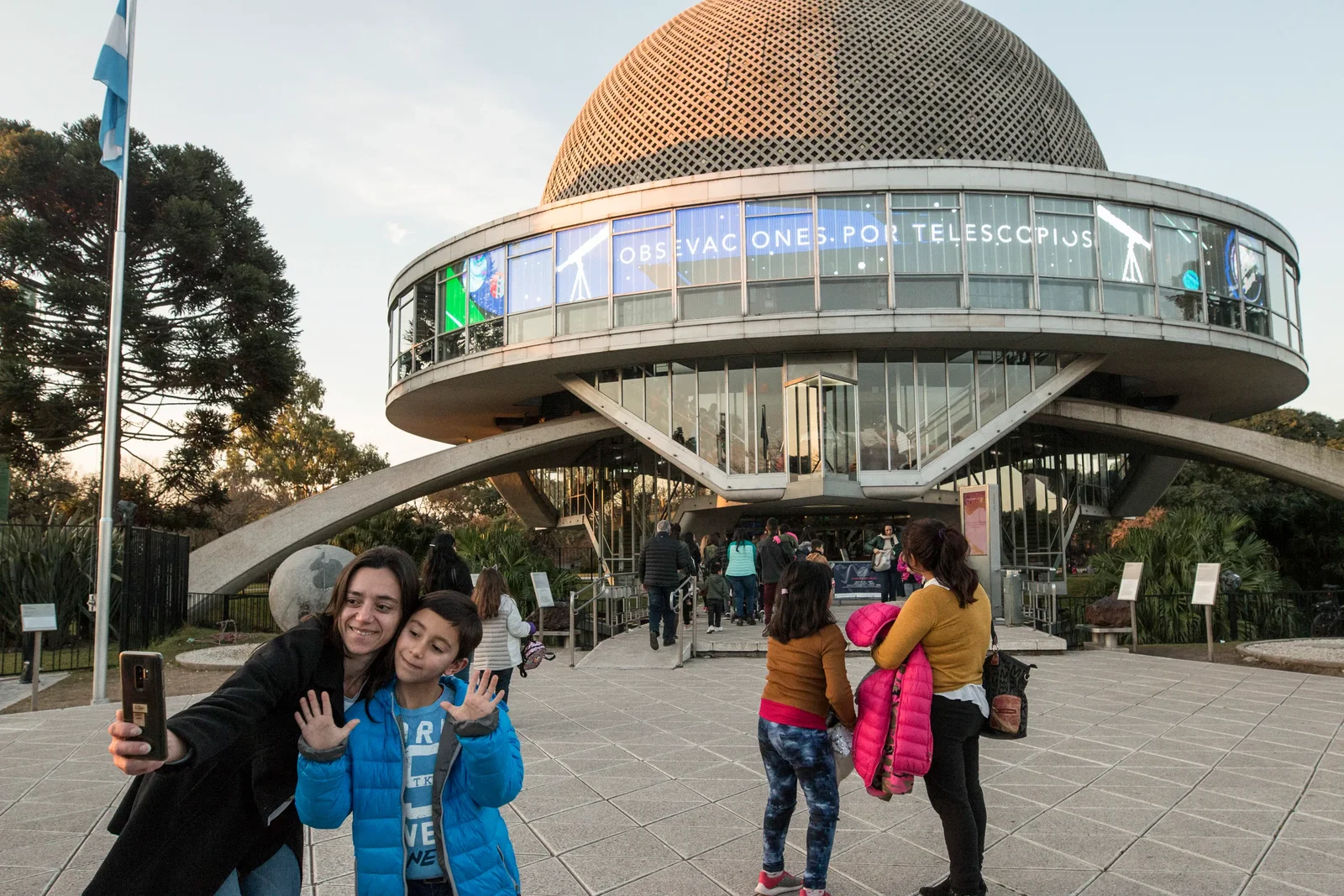 Selfie con monumento sullo sfondo - Fotografia di Enrico Fantoni