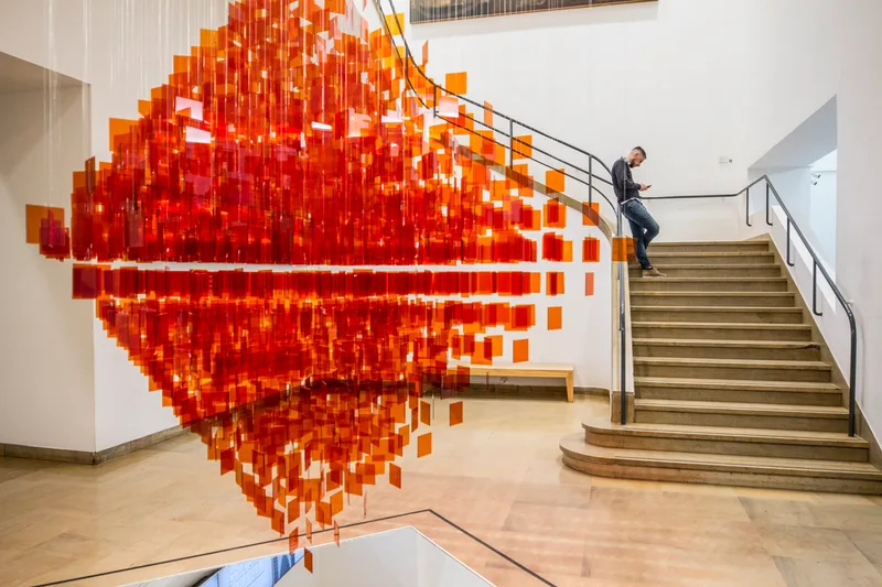 Esposizione scultura rossa molto bella - Fotografia di Enrico Fantoni