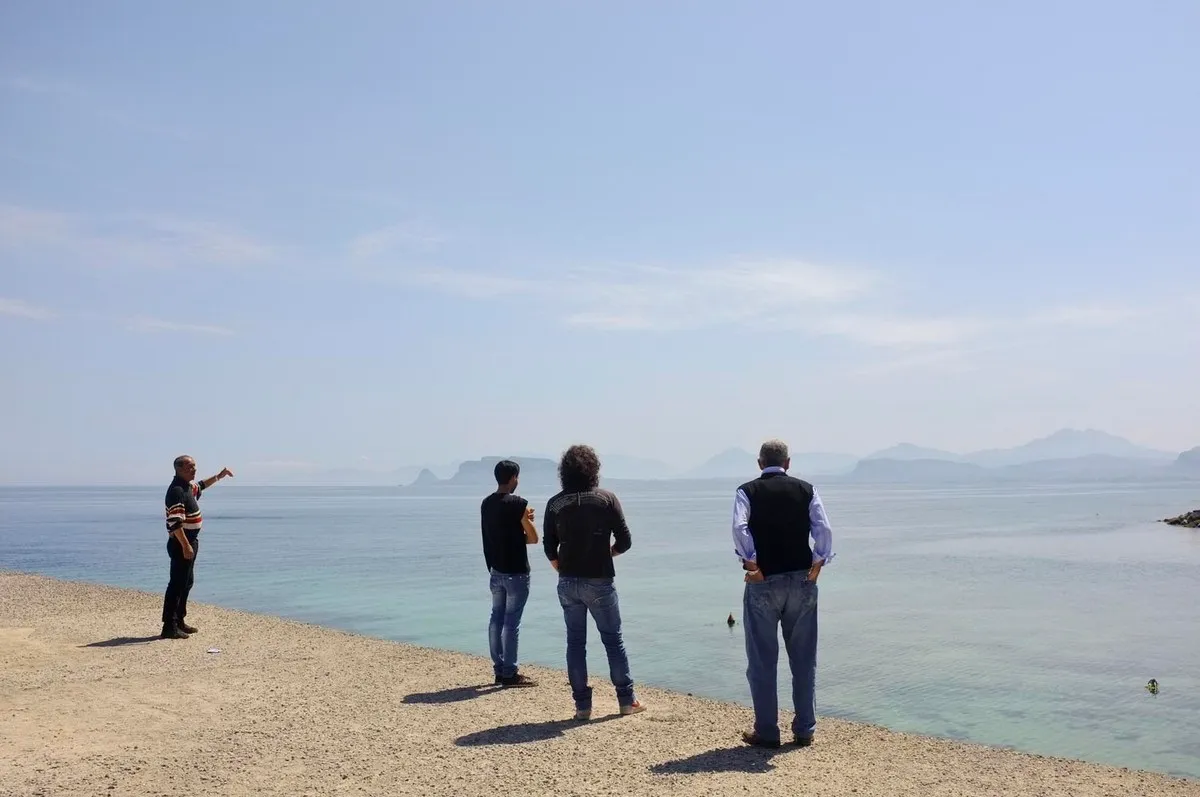 Uomini sulla spiaggia - Fotografia di Enrico Fantoni