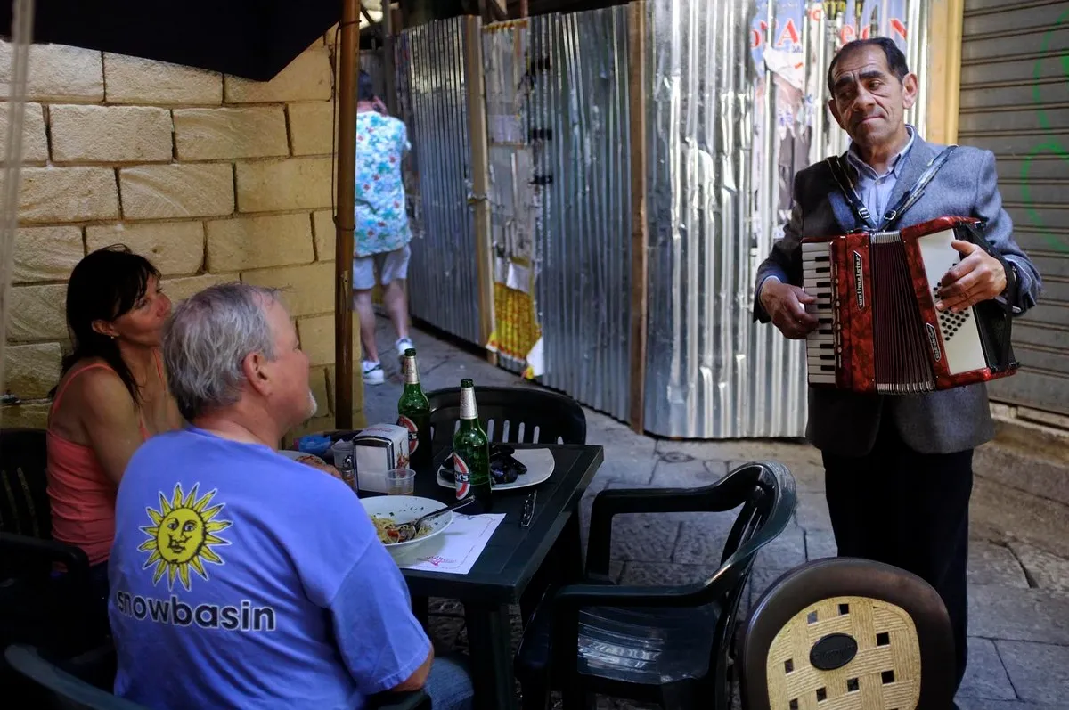 Suonatori di strada con fisarmoniche - Fotografia di Enrico Fantoni