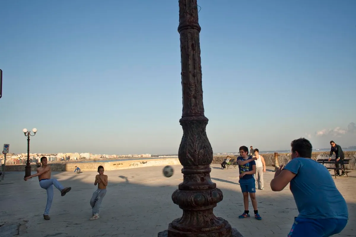 Giocare a pallone in piazza - Fotografia di Enrico Fantoni