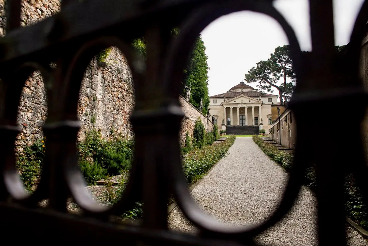 Vista di una casa dal cancello - Fotografia di Enrico Fantoni