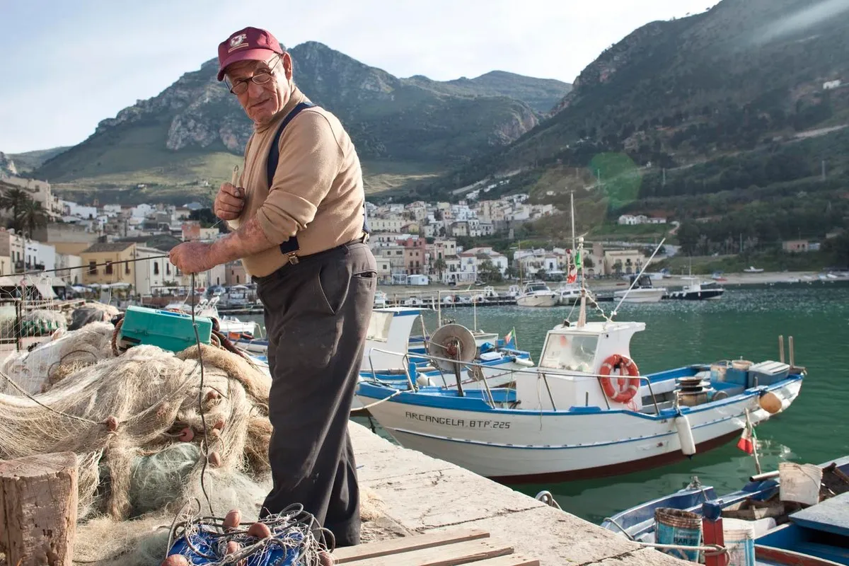 Pescatore al lavoro porto - Fotografia di Enrico Fantoni