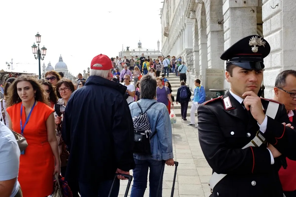 Paesaggio urbano con carabinieri - Fotografia di Enrico Fantoni