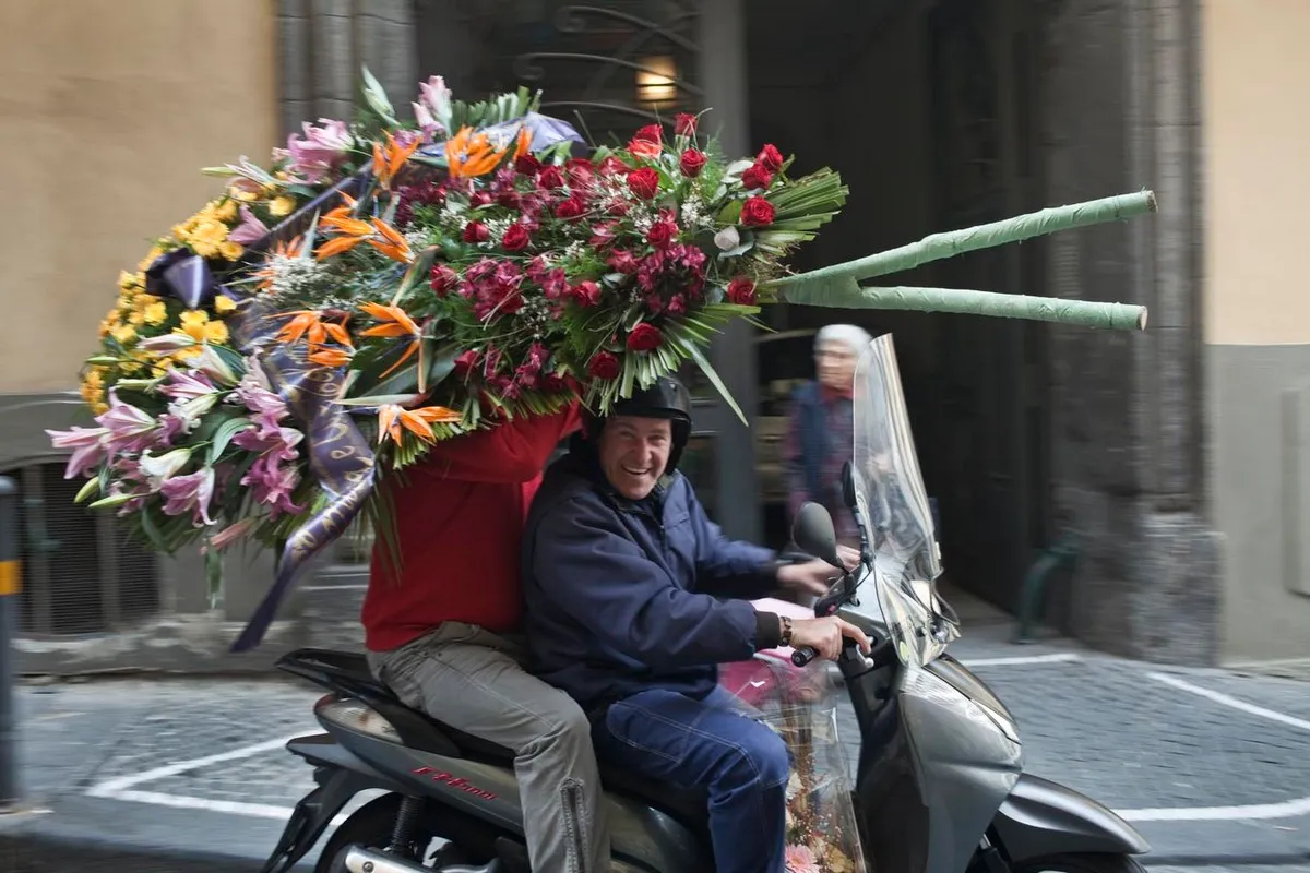 Fiori in motorino - Fotografia di Enrico Fantoni