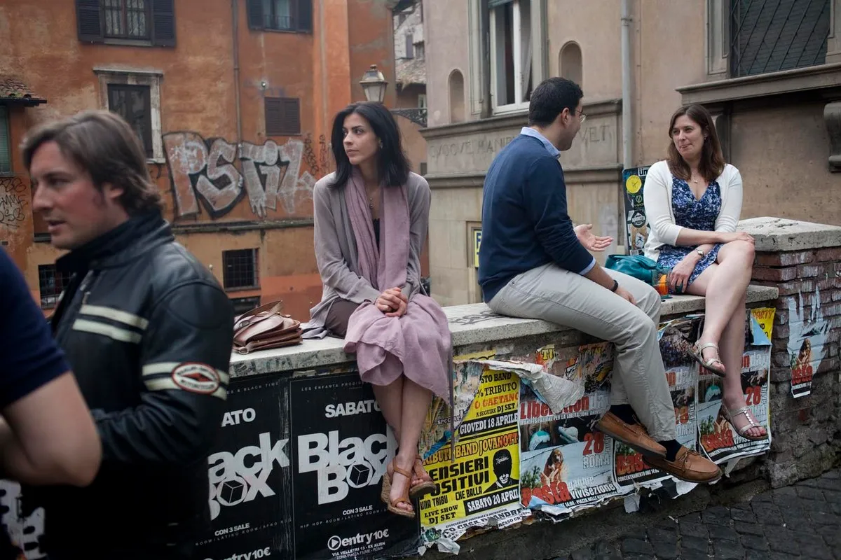 Ponte con persone sedute - Fotografia di Enrico Fantoni