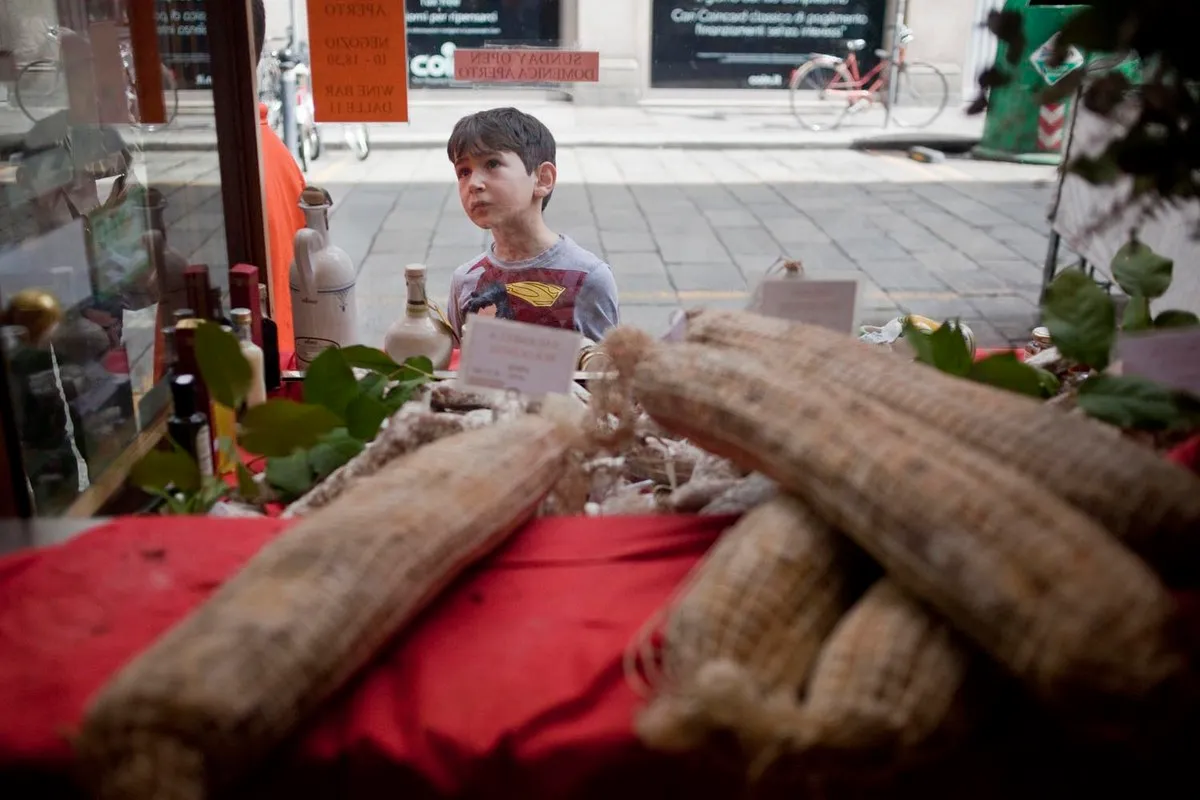 Bambino alla vetrina - Fotografia di Enrico Fantoni