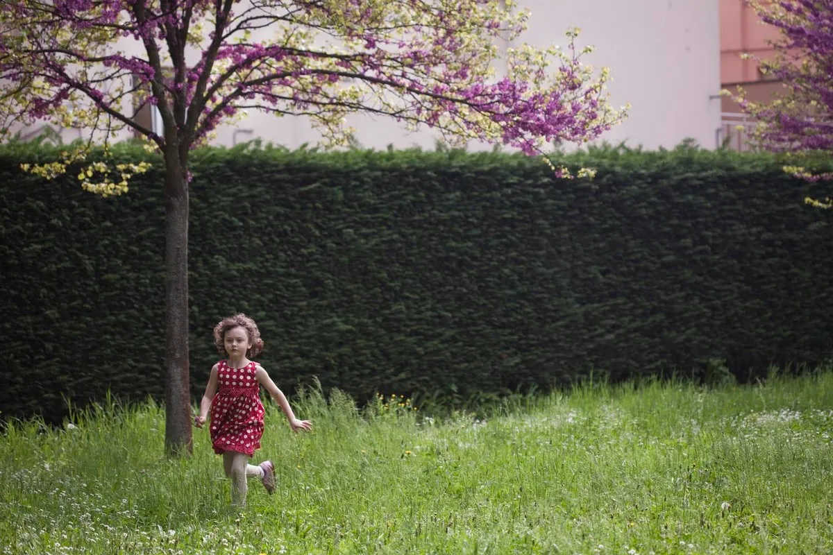 Bambina che corre nel prato - Fotografia di Enrico Fantoni