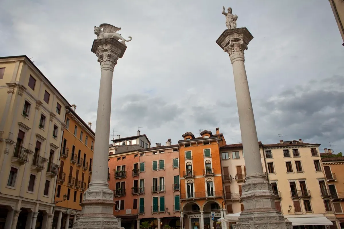 Colonne in piazza - Fotografia di Enrico Fantoni
