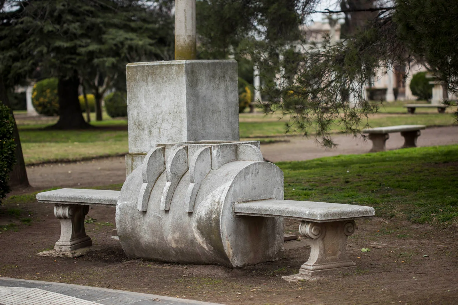 Panchina e arredo urbano nella piazza, Francisco Salamone - Fotografia di Enrico Fantoni