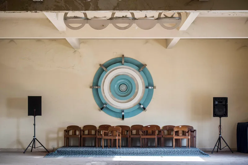 Ampia sala consiliare dal design simmetrico, Francisco Salamone - Fotografia di Enrico Fantoni
