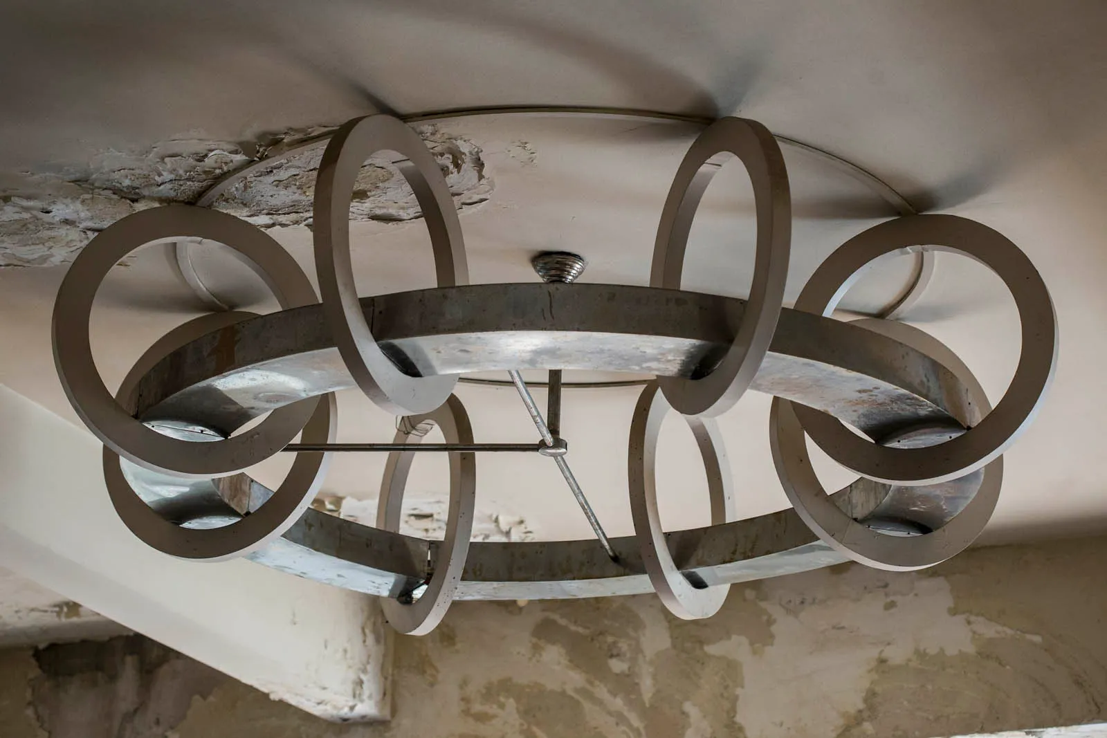 Grande lampadario circolare, design di Francisco Salamone - Fotografia di Enrico Fantoni