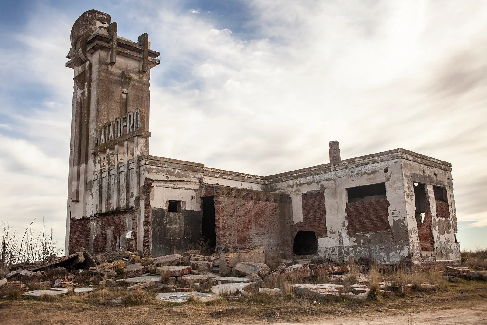 Resti di un edificio isolato nella Pampa, opera di Francisco Salamone - Fotografia di Enrico Fantoni